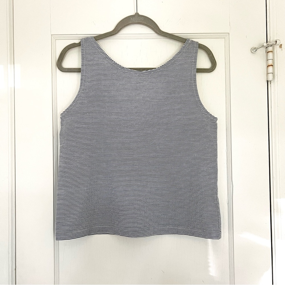 New 100% Cotton Striped Seersucker Sleeveless Tank in Navy and White - size M